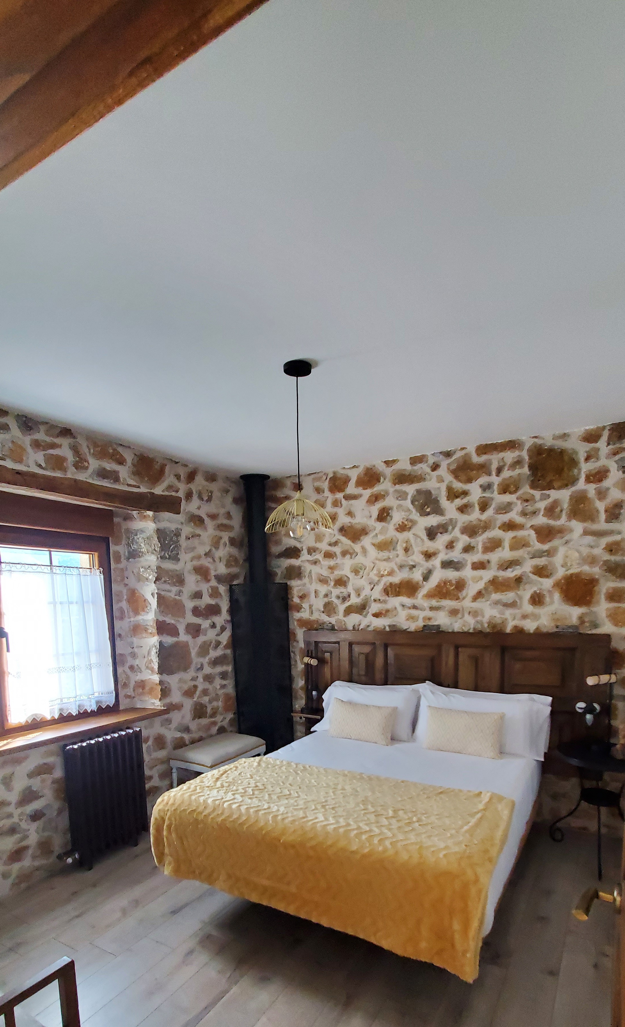 Detalle del dormitorio doble con luz natural